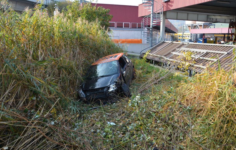 2016_10_29_Sissach_VU_Pw_Selbstunfall_2