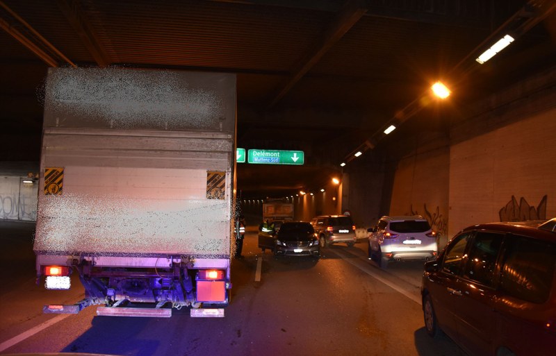 2017_01_17_Muttenz_A18_Schänzlitunnel_VU_LkW_Pw_1