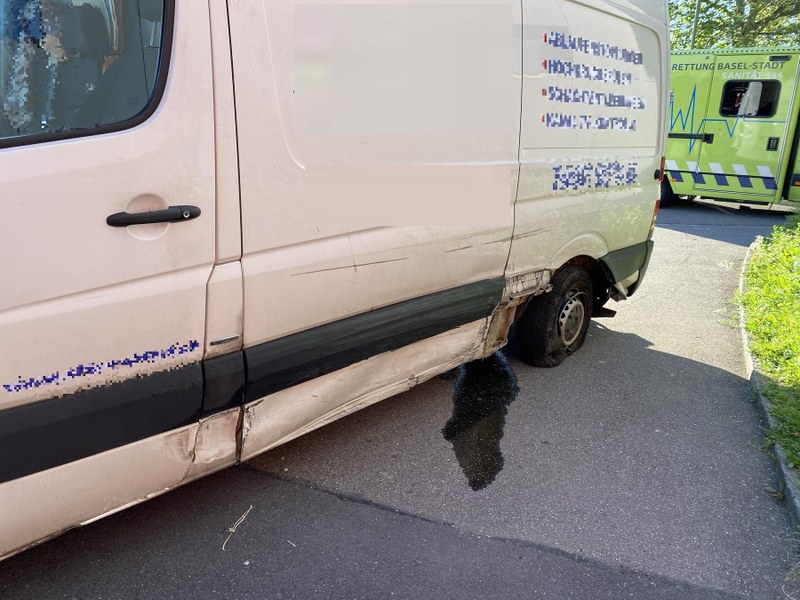 Seitliche Kollision zwischen Personenwagen und Lieferwagen