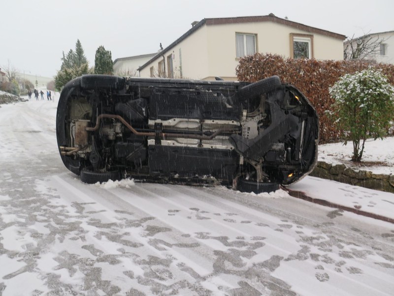 2017_12_16_Niederdorf_VU_Selbstunfall_PW_2