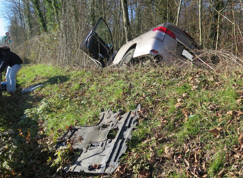 2016_12_08_Müchenstein_Autobahn A18_VU_Selbstunfall_2