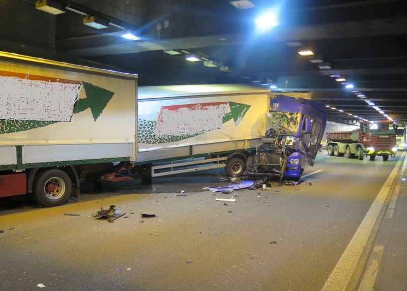 2016_11_08_Muttenz_Schweizerhalle Tunnel_VU_LkW_LkW_1