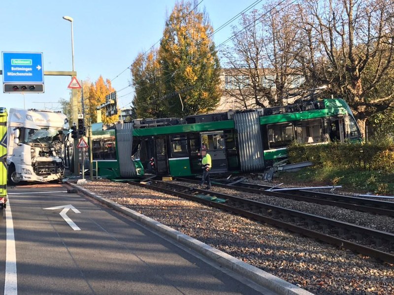 2017_10_18_Muttenz_VU_PW_Roller und VU_ LkW_Tram_1