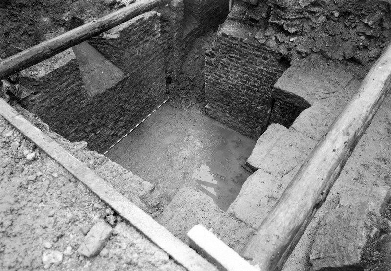 Schwarz-weisses Foto des 1943 ausgegrabenen römischen Kellers von oben