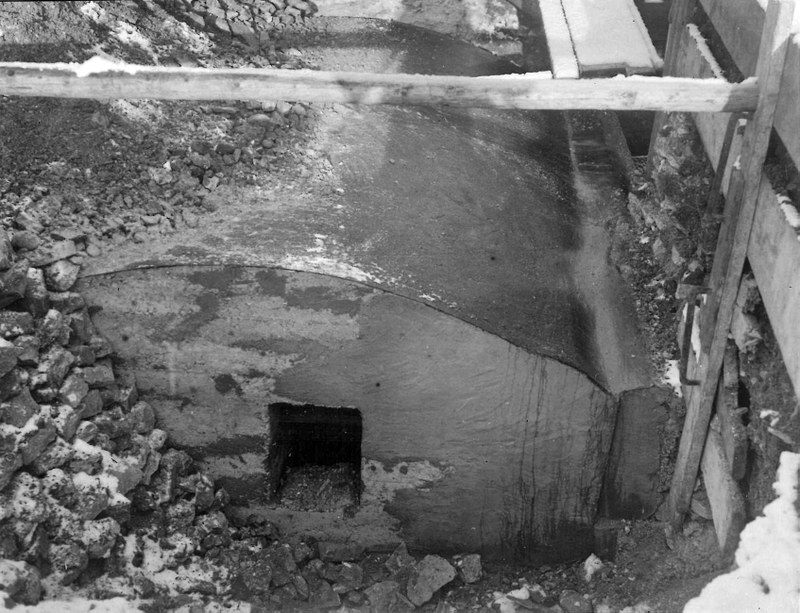 Schwarz-weisses Foto der verschliessenden Betondecke von oben