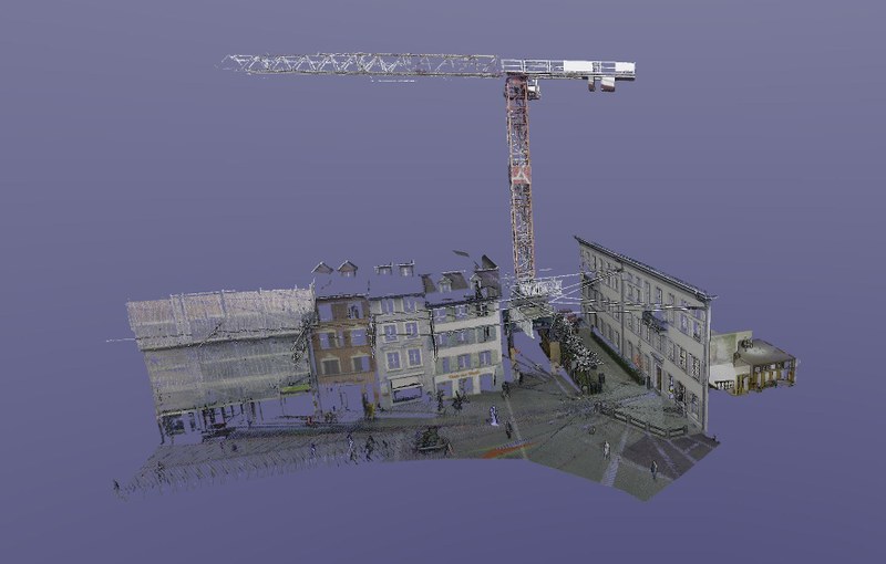 Laser-Scanning-Bild von Gebäudefronten, einem Platz sowie einem Kran vor einem blauen Hintergrund.