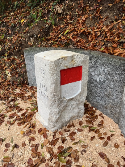 Der erneuerte, eingebaute Grenzstein Nummer 53 mit SO-Wappen.