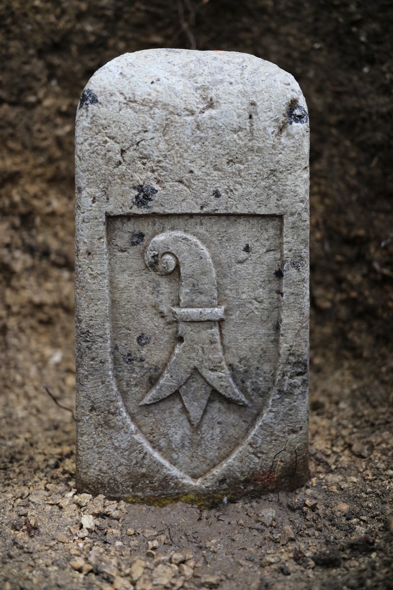 Der Grenzstein aus der Nähe mit Baslerstab