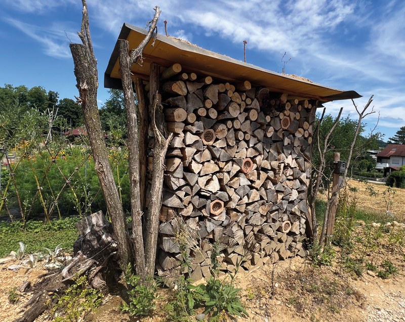 Holzstapel gedeckt