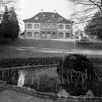 Ansicht vom Nordeingang mit Weiher und Springbrunnen, Aufnahme 1989
