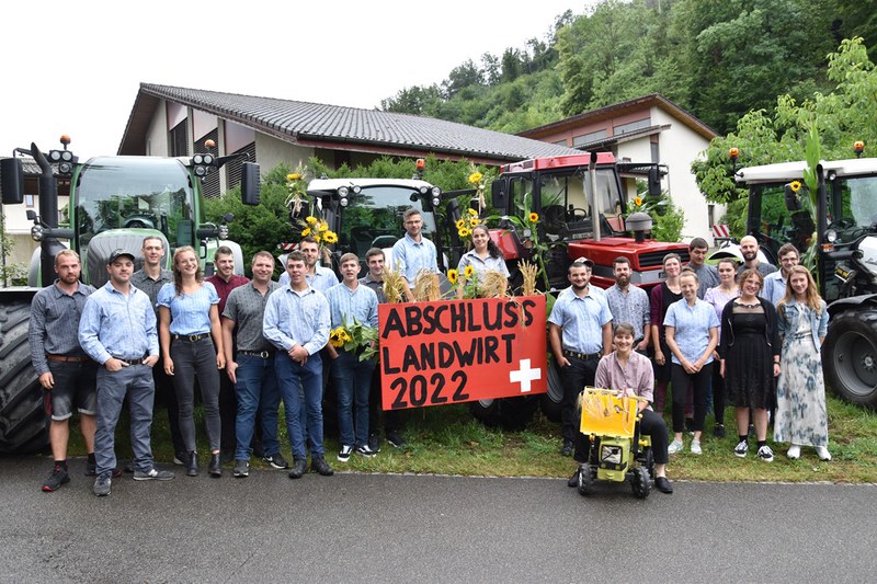 24 neue Landwirtinnen und Landwirte am Ebenrain