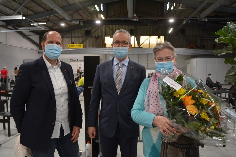 Heute Donnerstagnachmittag wurde im Impfzentrum Mitte in Muttenz die 50'000-Covid-19-Impfung verabreicht an Frau Anna Gloor aus Münchenstein. Sie erhielt einen Blumenstrauss von Regierungsrat Thomas Weber (Mitte) sowie Dominik Straumann, operativer Leiter des Impfzentrums.