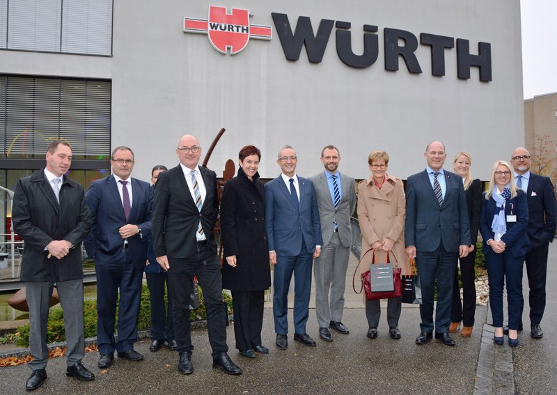 Der Regierungsrat bei seinem Besuch bei der Würth AG in Arlesheim (von links): Landschreiber Peter Vetter, Standortförderer Thomas Kübler, Melanie Zeiter, Standortförderung Baselland, Regierungsrat Isaac Reber, Regierungsrätin Monica Gschwind, Regierungspräsident Thomas Weber, Marc Baumgartner, Geschäftsführer der Würth AG, Regierungsrätin Sabine Pegoraro, Regierungsrat Anton Lauber, Nicole Riggenbach, Leiterin Finanzen, Alexandra Gasser, Leiterin HR sowie Claudio Caruso, Qualitätsmanager.