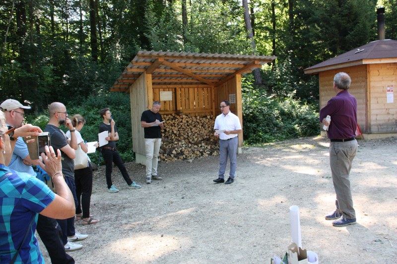 Stephan Burgunder, Gemeindpräsident von Pratteln, zeigt am Beispiel eines Grillplatzes die Aufgaben und Herausforderungen von Einwohnergemeinden im Bereich der Wald-Erholung. Zum Beispiel, dass die Feuerwehr zunehmend für Waldbrände gerüstet sein muss.