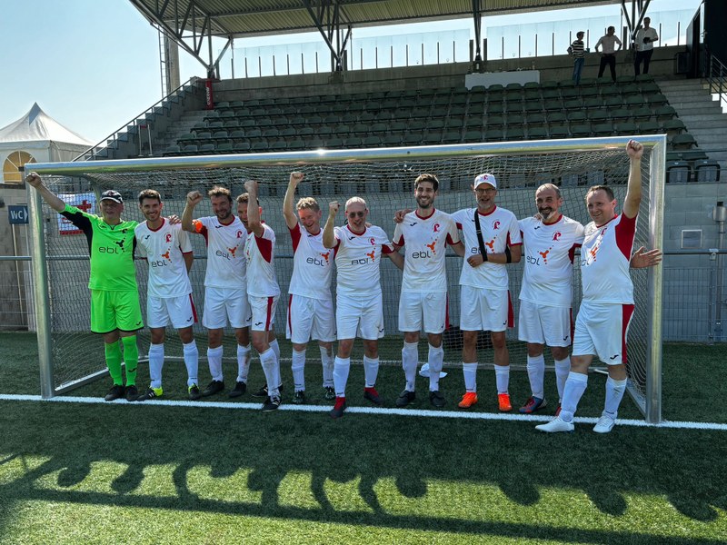 Der FC Landrat erzielte den 3. Rang am Parlamentarier-Turnier 2024. Alle stehen fürs Foto im Tor und sind erfreut über das Resultat.
