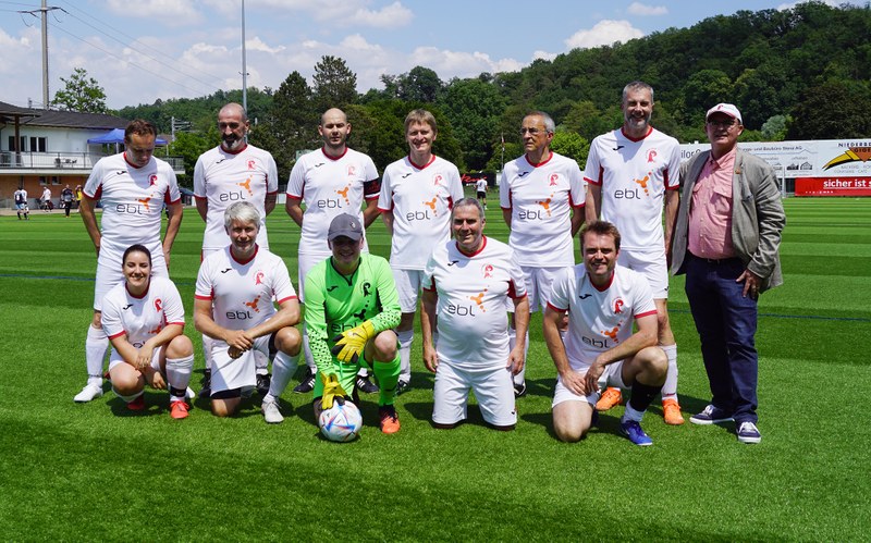 Der FC Landrat am Jubiläumsturnier in Laufen. Hintere Reihe v.l.n.r.: Yves Krebs (Landrat GLP), Marco Agostini (Landrat Grüne), Florian Spiegel (Landrat SVP), Martin Geiser (alt Landrat EVP), Verstärkungsspieler Rolf Strub, Thomas Eugster (Landrat FDP), Coach Werner Rufi (alt Landrat FDP). Vordere Reihe v.l.n.r.: Tania Cucè (Landrätin SP), Roman Brunner (Landrat SP), Marcel Zimmermann (Landrat Mitte), Alain Tüscher (alt Landrat EVP), Verstärkungsspieler Beni Bader.