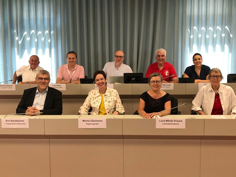 Vorstand und Ehrengäste am Festakt «10 Jahre FC Landrat Basel-Landschaft» im provisorischen Landratssaal in Liestal.