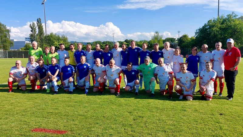 die beiden Teams FC Landrat und FC Roche Direktion