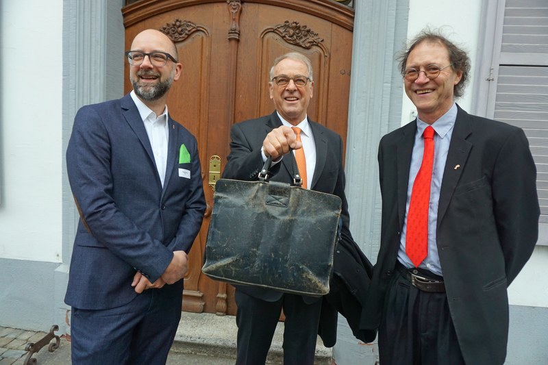 Landratspräsident Philipp Schoch und Tagungspräsident Stefan Zemp empfangen Ehrengast und Eröffnungsredner alt Bundesrat Adolf Ogi. Die „historische“ Arbeitsmappe erhielt der damalige Bundespräsident 1993 vom französischen Staatspräsident François Mitterrand.