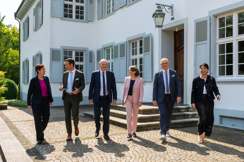 Regierungsrat BL: Gruppenfoto vor dem Dienstleistungszentrum des Personalamts