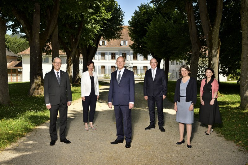 offizielles Gruppenbild des Regierungsrats Kanton Basel-Landschaft, aufgenommen auf dem Areal des Schlosses Ebenrain in Sissach