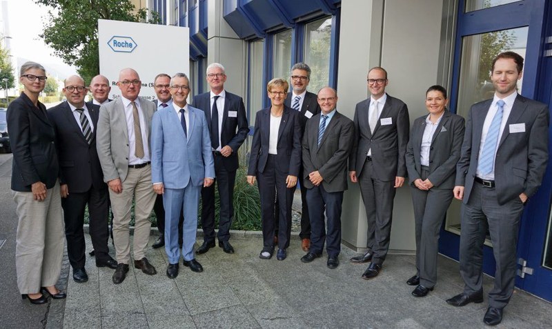 Der Regierungsrat bei seinem Besuch bei der Roche Pharma AG in Reinach