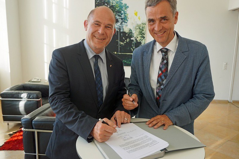 vertragsunterzeichnung_swisstph_1.jpg